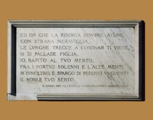 Lapide con citazione tratta da “Per la laurea di Maria Pellegrina Amoretti” di Giuseppe Parini